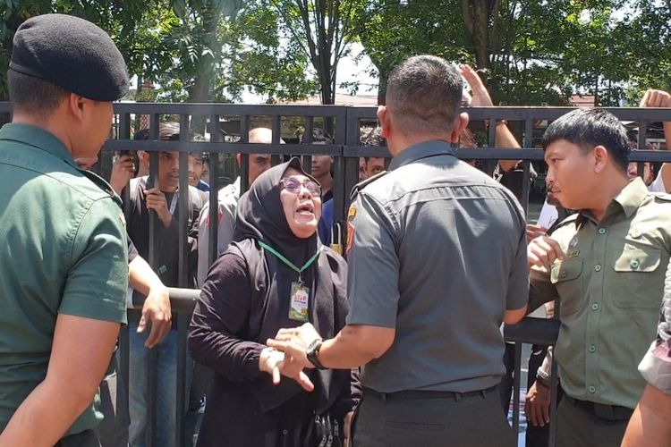 Kodim 0204 Deli Serdang, Serka Darmen Hutabarat, Serda Hendra Fransisco Manalu, Pengadilan Militer I-02 Medan, Prajurit TNI AD, kodim 0204 deli serdang, serka darmen hutabarat, serda hendra fransisco manalu, tni tembak mati pelajar, pengadilan militer i-02 medan, Prajurit TNI Penembak Mati Anak SMP Menangis Minta Dihukum Ringan, Massa Geruduk Sidang