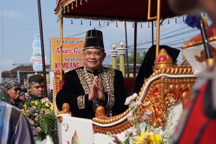 bupati pati, bupati pati sudewo, Sudewo, demo pati, bupati pati minta maaf, Kenaikan PBB 250 Persen Batal, Demo Pati Tetap Jalan, Tuntut Bupati Sudewo Lengser, Skeptisisme terhadap Pernyataan Bupati, Konfrontasi Panas di Kantor Bupati, "Bukan karena Hati Nurani", Tekad Lengserkan Bupati Pati