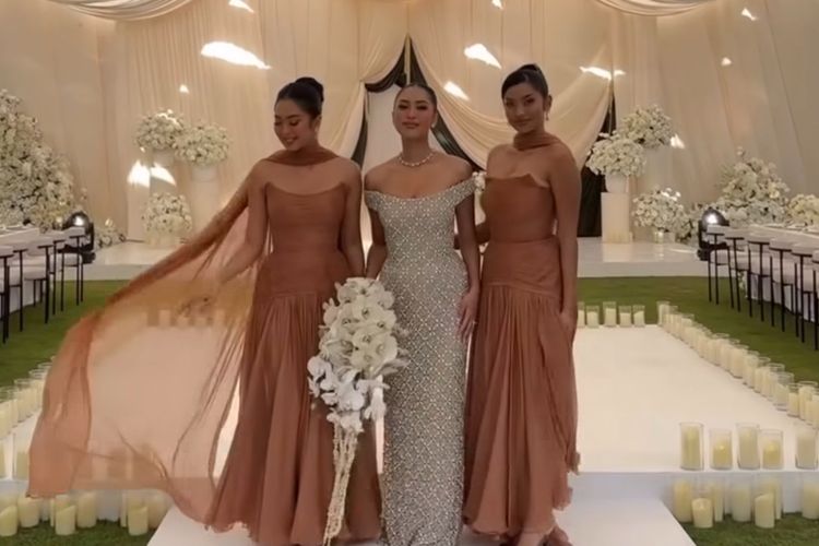 maria rahajeng, maria rahajeng menikah, maria rahajeng miss indonesia, miss indonesia 2014, style pernikahan maria rahajeng, 8 Style Pernikahan Maria Rahajeng Miss World Indonesia 2014, Elegan Nuansa Putih, 1. Gaun pernikahan, 2. Siluet berkerah tinggi, 3. Veil panjang menjuntai, 4. Bouquet mawar putih minimalis, 5. Perhiasan elegan dari Le Ciel Design, 6. Makeup, 7. Gaun resepsi, 8. Tuxedo klasik Matthias