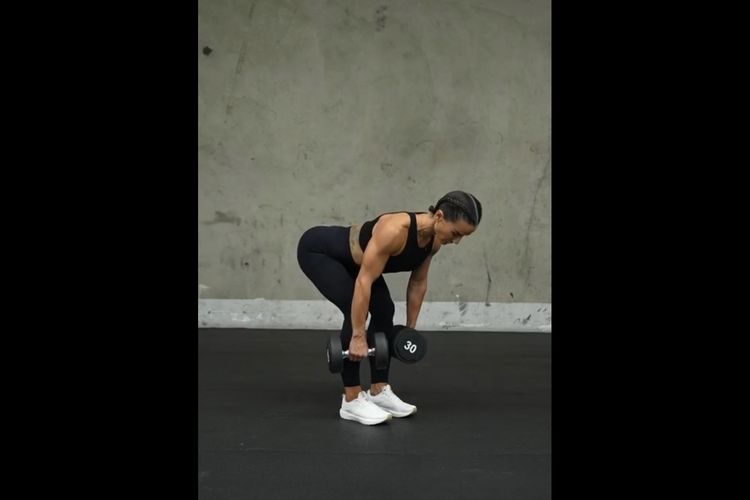 Kim Kardashian, Contek Latihan Olahraga ala Kim Kardashian untuk Tubuh Bugar dan Ideal, 1. Dumbbell romanian deadlifts, 2. Assisted pull-ups, 3. Weighted hollow body crunches, 4. Suitcase carry marches, 5. Bulgarian split squats
