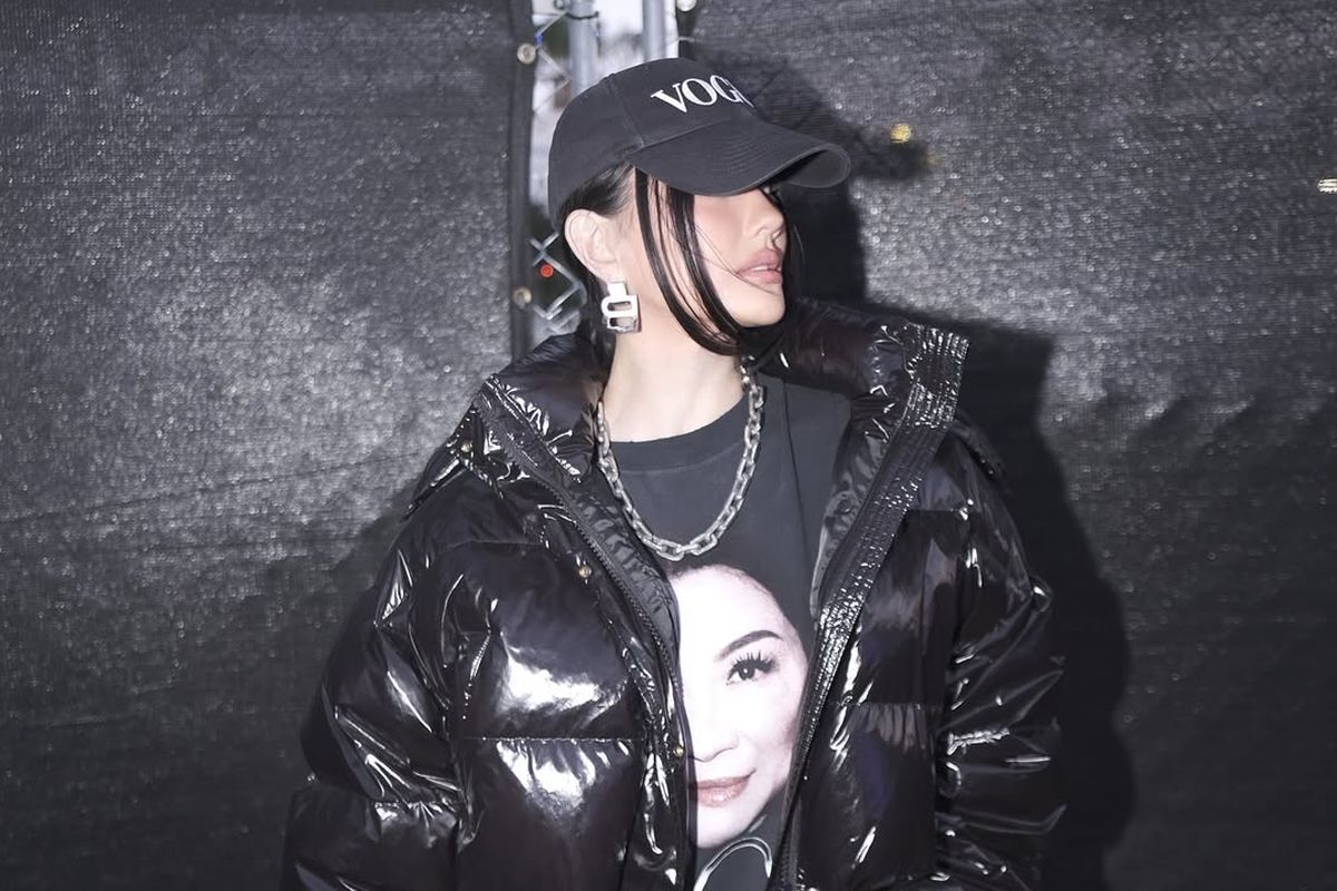 Agnez Mo, gaya Agnez Mo, Gaya Agnez Mo, Agnes Monica, gaya agnez mo, agnez mo fashion, fashion agnez mo, Inspirasi Gaya Agnez Mo yang Kasual dan Keren, Tak Ragu Tampil Beda, 1. Semi-formal dengan kemeja, 2. Printed t-shirt, 3. Ripped shorts dan t-shirt, 4. Hoodie dan shorts