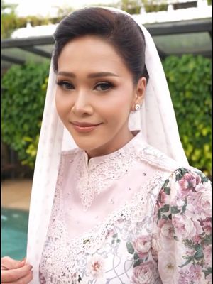 Maia Estianty Tampil Anggun di Pengajian 7 Bulan Kehamilan Alyssa, Intip Detailnya, Rancangan Ivan Gunawan dengan proses dadakan, Detail floral, Riasan natural dan glowing, Tatanan rambut berkelas