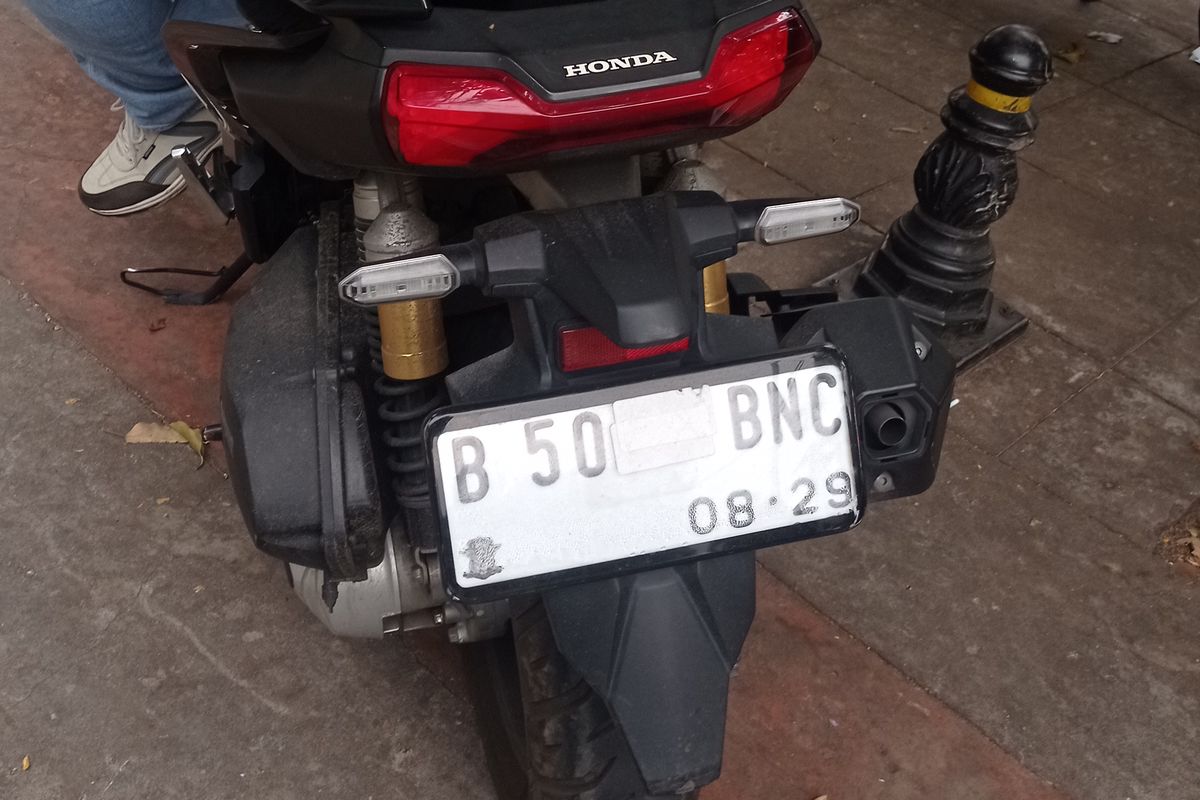 tilang, Pelat nomor, pelat nomor, Denda Tilang, pelat nomor ditutup, Pelat nomor ditutupi didenda, Pengendara Motor yang Tutup Pelat Nomor Bisa Kena Denda Rp 500.000