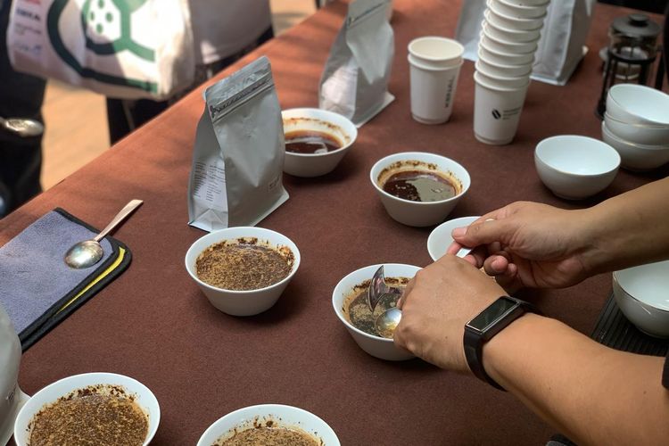 Begini Cara Barista Menilai Kualitas Kopi Lewat Coffee Cupping