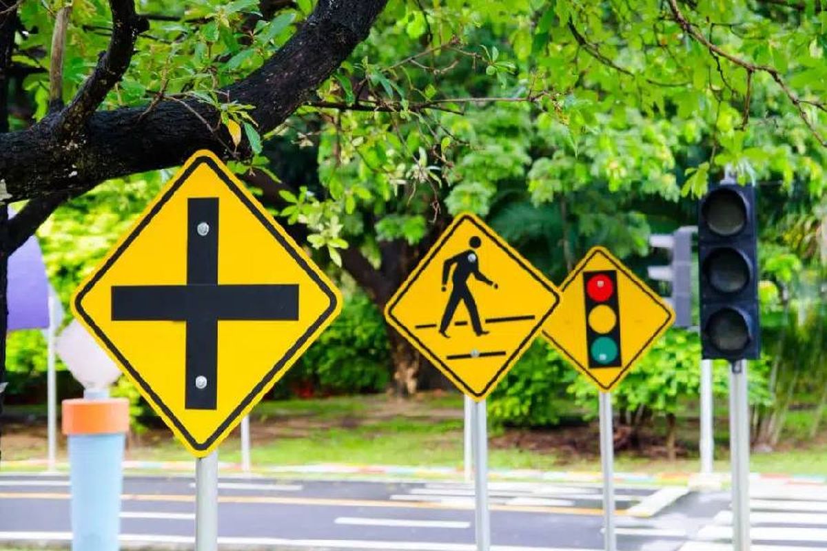 lalu lintas, rambu lalu lintas, jalan, Warna rambu lalu lintas, Makna Warna pada Rambu Lalu Lintas dan Fungsinya bagi Pengemudi