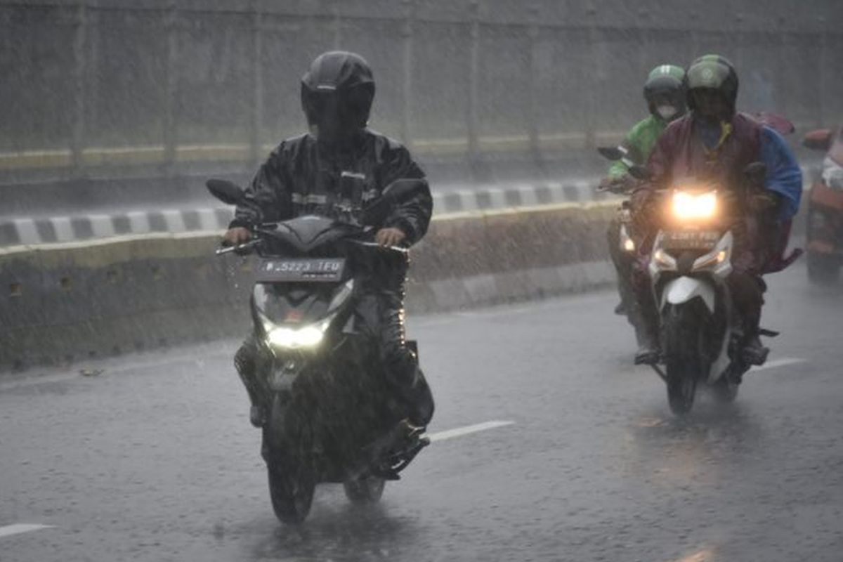 marka jalan, saluran air, Motor, hujan, Marka Jalan dan Penutup Saluran Air, Titik Rawan Kecelakaan Saat Hujan