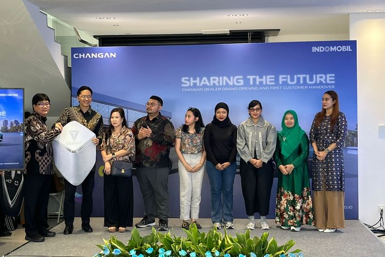 Changan, Lumin, Deepal S07, Changan Serahkan Lumin dan Deepal SO7 ke Konsumen Pertama di Indonesia