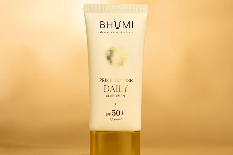 sunscreen, sunscreen untuk kulit berminyak, sunscreen SPF 50, sunscreen untuk cuaca panas, sunscreen untuk cuaca panas ekstrem, rekomendasi sunscreen spf 50, Rekomendasi Sunscreen SPF 50 yang Cocok untuk Cuaca Panas, 7 Rekomendasi Sunscreen SPF 50 yang Cocok untuk Cuaca Panas, 1. Cosrx Ultra-Light Invisible Sunscreen SPF 50 PA++++ , 2. Bhumi Prime Defense Daily Sunscreen SPF 50+ PA++++ , 3. Anessa Perfect UV Skincare Milk SPF 50+ PA++++ , 4. Biore UV Aqua Rich Watery Essence SPF 50+ PA++++ , 5. Labore Sensitive Skin Care BiomeProtect Physical Sunscreen SPF 50+ PA++++, 6. Make P:rem UV Defense Me SPF 50 PA++++, 7. La Roche-Posay Anthelios UVMune 400 Invisible Fluid SPF 50+ PA++++ 