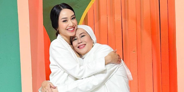 pola asuh anak, Dewi Yull, Merdianti Octavia, mertua idaman, Alasan Dewi Yull Pilih Tak Ikut Campur Parenting Anak dan Menantu