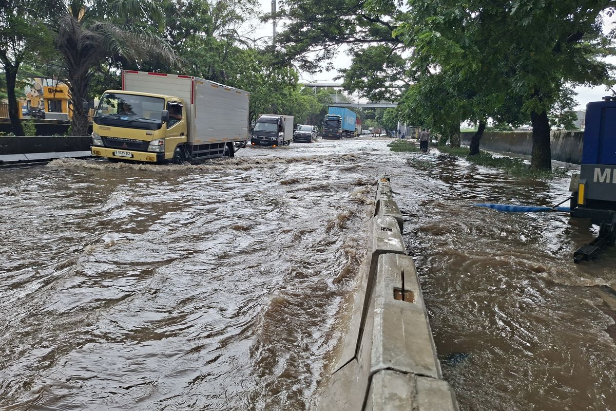 kendaraan listrik, mobil listrik, genangan air, Begini Tanda Bahaya Saat Mobil Listrik Terjebak Banjir