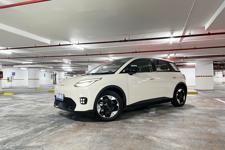 mobil, Mobil Listrik, Test drive, Aion, Aion UT Tipe Premium, Hasil Tes Lengkap Aion UT: Desain, Performa, dan Konsumsi Daya, Desain dan Interior, Performa dan Pengendalian, Efisiensi dan Konsumsi Daya, Biaya Kepemilikan, Kesimpulan