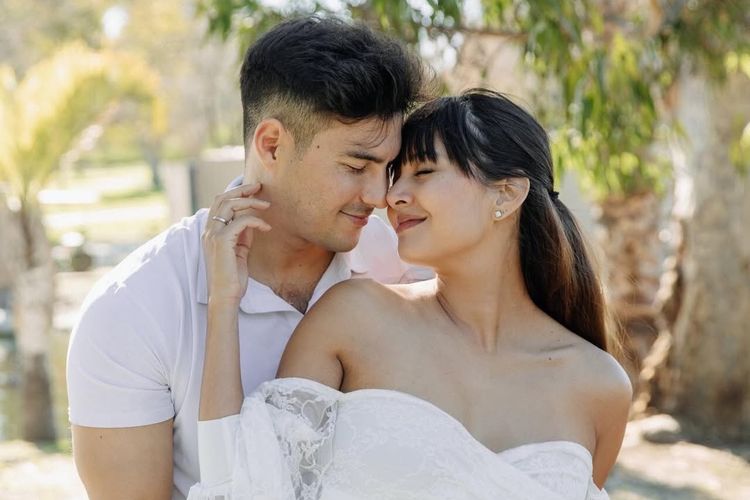 Tyler Bigenho, 7 Style Maternity Shoot Aurelie Moeremans, Serba Putih dan Romantis dengan Suami, 1. Kenakan gaun renda putih, 2. Potongan off-shoulder, 3. Riasan wajah natural "pregnancy glow", 4. Tatanan rambut dengan poni ikonis, 5. Aksesori minimalis untuk kesan timeless, 6. Kekompakan busana bersama Tyler Bigenho, 7. Kehangatan cahaya "golden hour"