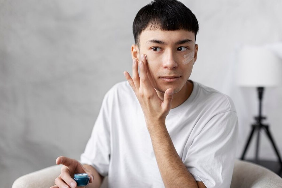rambut rontok, jerawat pada pria, perawatan kulit wajah, permasalahan kulit pria, kebotakan rambut pria, masalah kulit yang banyak dialami pria, masalah kulit yang banyak dialami laki-laki, Dokter Ungkap 4 Masalah Kulit yang Banyak Dialami Laki-laki, Termasuk Jerawat, 1. Permasalahan rambut, 2. Jerawat, 3. Hiperpigmentasi, 4. Keratosis seboroik di usia tua