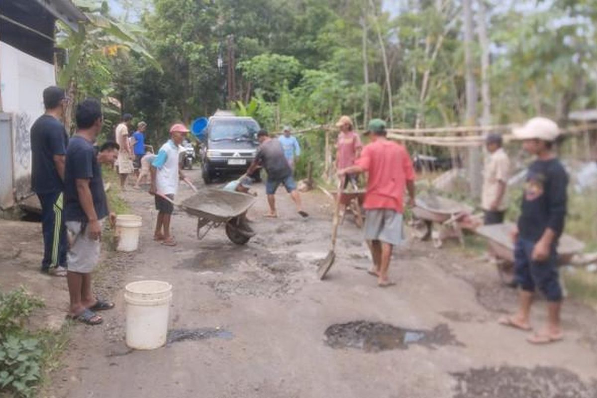jalan rusak, Purbalingga, jalan kabupaten, warga perbaiki sendiri jalan rusak, Warga Dua Desa di Purbalingga Urunan Perbaiki Jalan Rusak, Sebut Tak Minta Ganti Rugi, Kerap Terjadi Kecelakaan, Warga Perbaiki Sendiri Jalan Rusak, Warga Pilih Patungan Setelah Janji Perbaikan Tak Terealisasi, Dana Swadaya, Material dari Iuran dan Sumbangan, Aksi Serupa Terjadi di Desa Lain