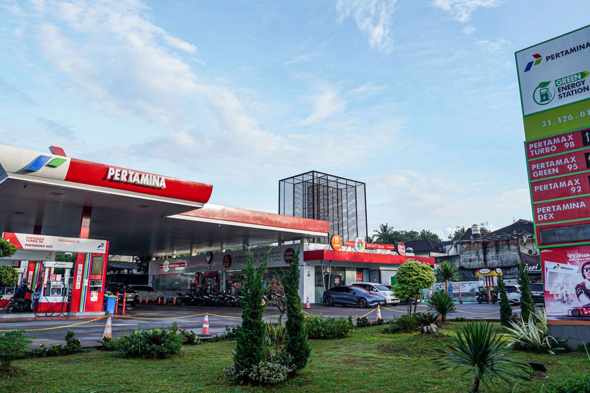 harga BBM Pertamina, harga BBM, harga BBM nonsubsidi, Jawa Timur, harga BBM Pertamina per 1 Desember 2025, Harga BBM Pertamina, harga bbm terbaru, harga bbm hari ini, harga bbm pertamina per 1 desember 2025, daftar harga BBM 1 Desember, harga bbm desember 2025, harga BBM nonsubsidi Desember 2025, Harga BBM Pertamina di Jawa Timur per 1 Desember 2025, Subsidi dan Nonsubsidi, 2. Sumatera Utara, 3. Sumatera Barat, 4. Riau dan Kepulauan Riau, 5. Free Trade Zone (FTZ) Batam, 6. Free Trade Zone (FTZ) Sabang, 7. Jambi, Bengkulu, Sumatera Selatan, Bangka Belitung, Lampung, 8. DKI Jakarta, Banten, Jawa Barat, Jawa Tengah, DI Yogyakarta, Jawa Timur, Bali, NTB, dan NTT, 9. Kalimantan Barat, Kalimantan Tengah, Kalimantan Timur, Kalimantan Utara, 10. Kalimantan Selatan, 11. Sulawesi Utara, Sulawesi Tengah, Sulawesi Tenggara, Sulawesi Selatan, Sulawesi Barat, dan Gorontalo, 12. Maluku dan Maluku Utara, 13. Papua, Papua Barat, Papua Selatan, Papua Tengah, Papua Pegunungan, dan Papua Barat Daya
