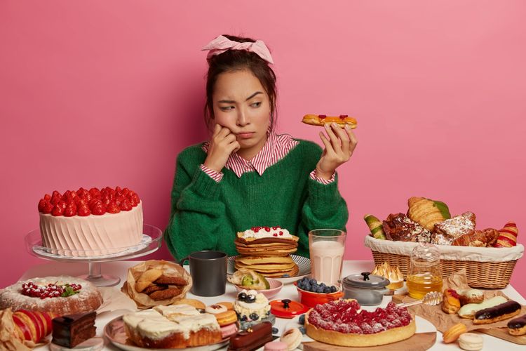 makan manis bikin happy, makan makanan manis bikin senang, kenapa makan bikin happy, mood booster makanan, Apakah ada hubungan antara suasana hati dan makanan, Kenapa makan membuat bahagia, Bagaimana makanan mempengaruhi mood, Benarkah Makanan Bisa Pengaruhi Mood? Ini Penjelasan Dokter