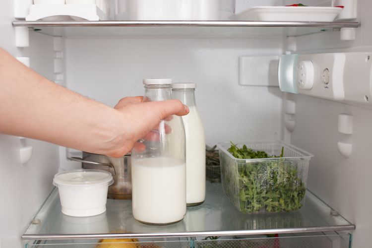susu, menyimpan susu, menyimpan susu di kulkas, Mungkin Selama Ini Kamu Salah Menyimpan Susu, Ini Cara yang benar, Rak pintu, tempat terburuk untuk menyimpan susu, Tips menyimpan susu agar tahan lebih lama, Aturan ini berlaku untuk semua jenis susu, Cara menyimpan susu di freezer