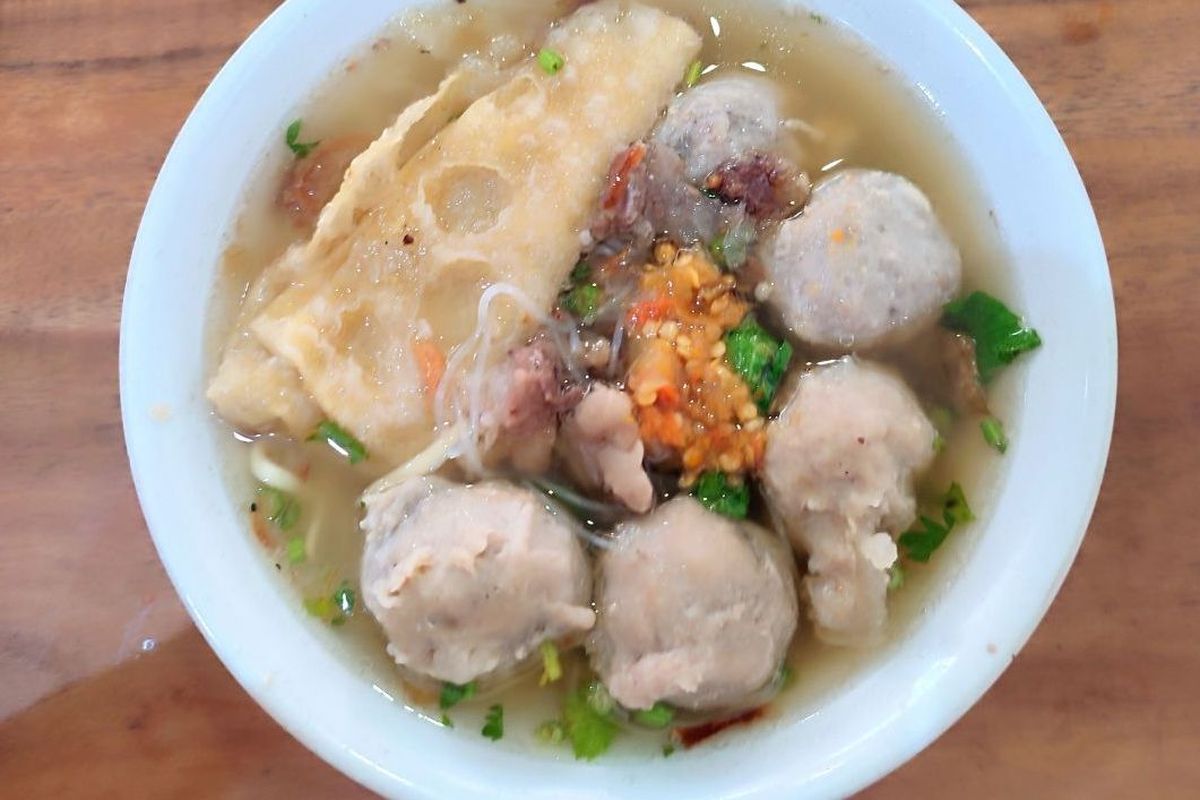 bakso sapi, bahan bakso sapi, resep bakso daging sapi, cara membuat bakso sapi, bakso daging sapi, kuah bakso sapi, bakso sapi enak, bakso sapi kenyal, Resep Bakso Sapi Kenyal dan Enak, Dilengkapi Bumbu Kuah Segar, Bahan-bahan:, Pelengkap, secukupnya:, Proses menghaluskan daging, Proses mencetak adonan, Cara membuat kuah bakso, Penyajian bakso