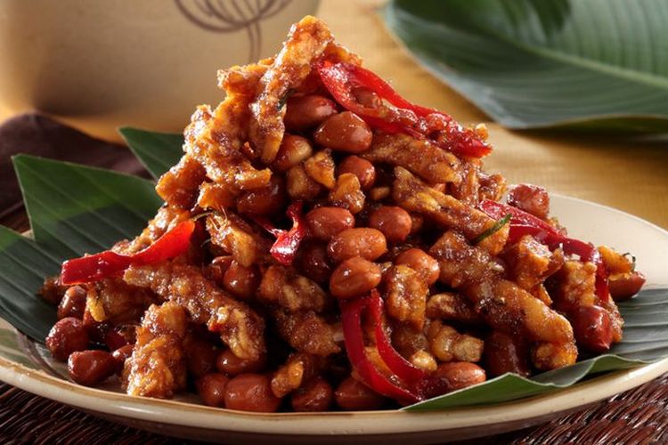 makanan, mudik, makanan tahan lama, 7 Makanan Tahan Lama untuk Perjalanan Jauh, Cocok Buat Mudik!, 1. Rendang daging, 2. Kering tempe atau teri kacang, 3. Abon (sapi atau ayam), 4. Serundeng daging, 5. Sambal goreng kentang kering (kentang mustofa), 6. Telur asin, 7. Roti sobek atau sandwich kering