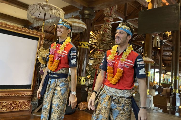budaya Bali, Joan Mir Latihan Gamelan, Luca Marini Bikin Canang di Bali