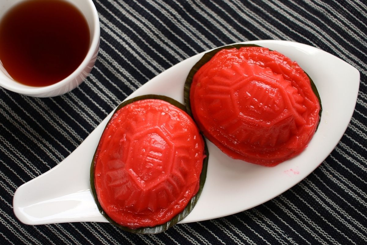 Imlek, Ca Rebung Imlek, 4 Resep Makanan Khas Imlek Populer, dari Kue Ku hingga Pindang Bandeng, 1. Kue Ku: Si Merah Lambang Panjang Umur, 2. Ayam Oh: Perpaduan Gurih dan Aroma Tauco, 3. Pindang Bandeng Imlek: Tradisi Pelicin Rezeki, 4. Ca Rebung Imlek: Tekstur Renyah Sarat Makna