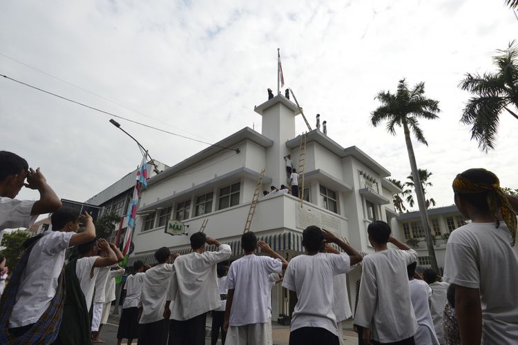 Surabaya, proklamasi, Abdulgani, sejarah surabaya, hari pahlawan, proklamasi kemerdekaan bahasa madura, berita proklamasi kemerdekaan menggunakan bahasa madura, radio surabaya 1945, sejarah surabaya 10 november, perjuangan arek suroboyo 10 november, perjuangan arek suroboyo, abdulgani, Saat Proklamasi Dibacakan dalam Bahasa Madura di RRI Surabaya, Cara Cerdik Arek Suroboyo Menipu Jepang, Jepang Menyerah, Indonesia Bersiap Merdeka, Ketegangan di Surabaya Menjelang Proklamasi, Siaran Rahasia: Proklamasi Dibacakan dalam Bahasa Madura, Surabaya Menyala, Semangat Arek-Arek Berkobar