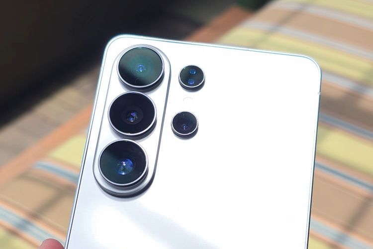 Galaxy S26 Ultra, HP konser, Samsung, kamera 200 MP, Samsung S26 Ultra, Samsung Galaxy S26 Ultra Siap Jadi HP Konser 2026, Ini 8 Fitur Kuncinya, 1. Kamera 200 MP lebih terang, 2. Dual telefoto, zoom video kini sampai 25x, 3. Horizontal Lock, anti goyang 360 derajat, 4. Chipset kencang versi spesial, 5. Memori gede dan ngebut, 6. Layar terang dan full privasi, 7. Ngecas lebih ngebut, 8. Photo Assist makin pintar