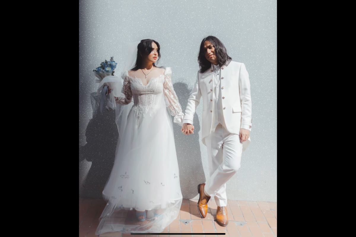 Ayushita, Gerald Situmorang dan Ayushita Resmi Menikah, Intip Detail Busananya yang Elegan, Gaun Renda Transparan dengan Siluet Romantis, Makeup Soft Glam dan Rambut Tergerai Natural, Buket Biru Pastel yang Jadi Aksen, Setelan Putih Klasik ala Gerald Situmorang