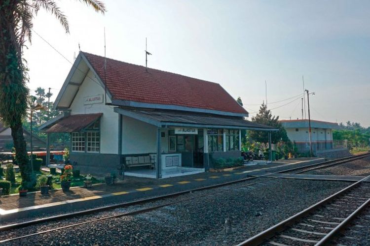 sejarah kereta api Indonesia, stasiun tertua di indonesia, Stasiun tertua, 3 Stasiun Tertua yang Masih Beroperasi, Saksi Bisu Awal Perjalanan Kereta di Indonesia