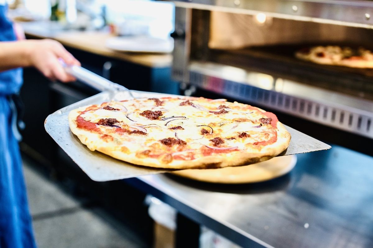 resep pizza teflon, Cara Membuat Pizza Teflon Ala Rumahan, Adonan Tipis dan Keju Lumer