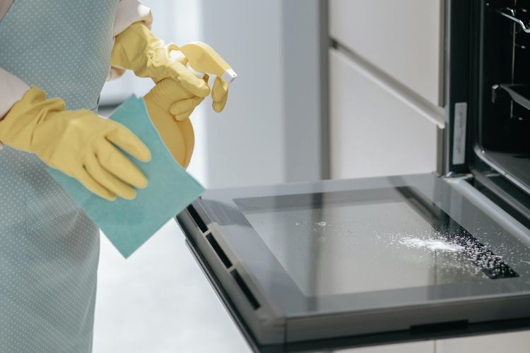 Membersihkan oven, membersihkan oven, cara membersihkan oven, Cara membersihkan oven, bahan dapur untuk membersihkan oven, cara menghilangkan bau oven, cara menghilangkan minyak oven, 4 Bahan Dapur Ini Ampuh Membersihkan Oven, Minyak dan Bau Hilang!, Bersihkan noda minyak dengan soda kue, Garam untuk membersihkan noda bercak, Lemon, pembersih alami dan penghilang bau, Bersihkan oven pakai cuka putih