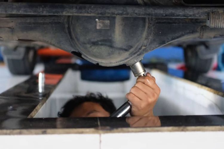 mobil, banjir, oli gardan, Oli Gardan Jadi Biang Kerusakan Setelah Mobil Kebanjiran