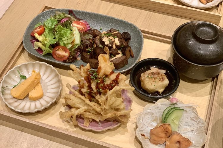 Cara membuat tempura renyah, 5 Cara Bikin Tempura Renyah Tahan Lama ala Chef, Wajib Pakai Air Ini, 1. Gunakan tepung tempura, 2. Pakai air es untuk membuat adonan tempura, 3. Tambahkan air soda, 4. Goreng dalam minyak panas, 5. Jangan masukan bahan tempura sekaligus