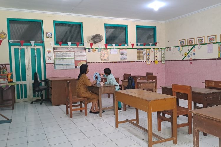 Kudus, Solo, SOLO, sekolah sepi peminat, sekolah sepi pendaftar, MPLS 2025, sekolah sepi murid, sekolah hanya terima 1 murid, Potret Sekolah Sepi Murid, Hanya Terima 1 Siswa di Tengah Sistem Zonasi, SDN 1 Wates Kudus Hanya Punya Satu Murid Baru, Faktor Merger dan Minim Sosialisasi, SDN 27 Kauman Solo Juga Hanya Dapat Satu Siswa Baru, Letak Geografis dan Sistem Zonasi Jadi Kendala