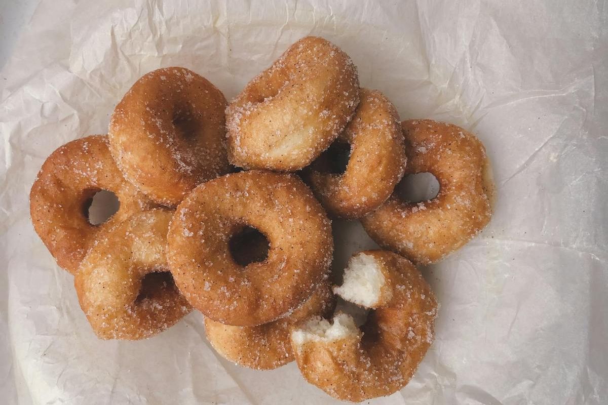 membuat donat, Adonan donat, donat tidak mengembang, adonan donat, Membuat donat, donat mengembang, kenapa donat tidak mengembang, trik donat mengembang, Trik Agar Donat Mengembang Sempurna, Jangan Lakukan Kesalahan Ini!, Pemilihan tepung, Pemilihan ragi, Teknik menguleni adonan, Proofing