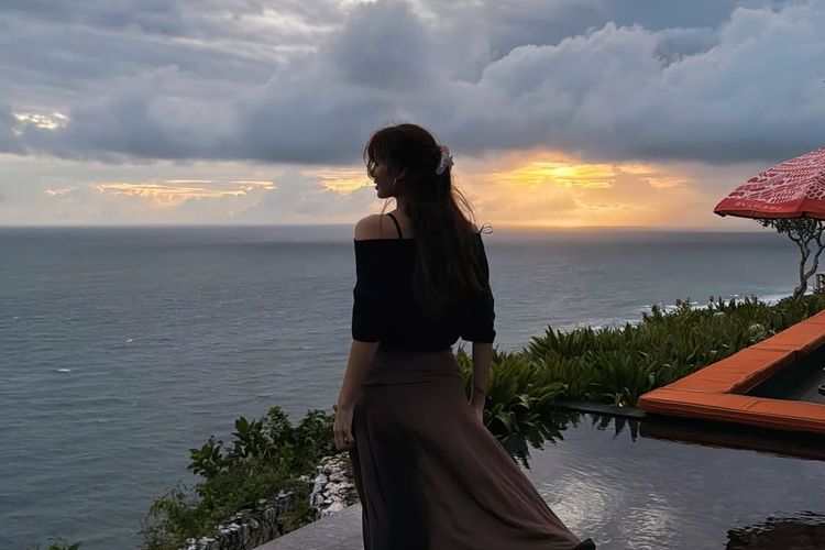 Lisa, liburan, BLACKPINK, Gaya Lisa BLACKPINK di Bali Jadi Sorotan, Simpel tapi Tetap Stylish