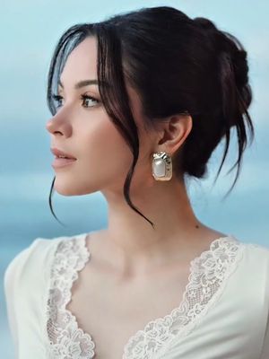 Alyssa Daguise, Al Ghazali, maternity shoot, Maternity shoot, inspirasi outfit maternity, inspirasi maternity shoot, 5 Outfit Maternity Shoot Alyssa Daguise di Pantai, Bernuansa Romantis, 2. V-neck, 3. Messy bun, 4. Makeup natural, 5. Aksesori earrings