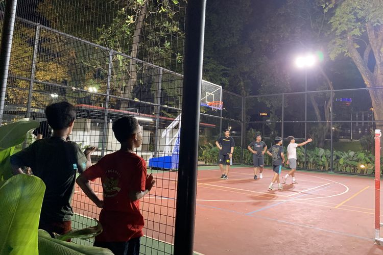 Taman Bendera Pusaka, Serba Gratis, Ini 10 Fasilitas di Taman Bendera Pusaka yang Punya Lapangan Padel, 1. Lintasan lari sepanjang 1,2 kilometer, 2. Area bermain (playground), 3. Lapangan padel dan olahraga lainnya, 4. Perpustakaan atau ruang baca, 5. Toilet dan mushala, 6. Amfiteater, 7. Parkir gratis, 8. Spot foto, 9. Tempat duduk, 10. Kuliner