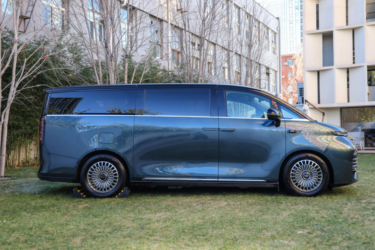 Geely, Geely Galaxy V900, mobil, Geely Galaxy V900 Meluncur, Tantang Alphard dan Denza