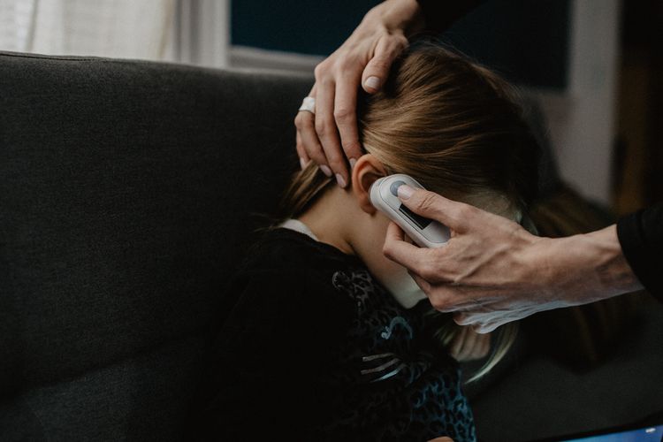obat diare, obat demam, oximeter, pencegahan anak sakit, pertolongan pertama anak sakit, perlengkapan medis anak, pertolongan pertama anak, obat anak di rumah, 5 Perlengkapan Medis yang Wajib Ada di Rumah Saat Anak Mendadak Sakit, 1. Obat penurun panas, 2. Obat alergi, 3. Obat untuk diare, 4. Alat pengukur saturasi oksigen, 5. Termometer