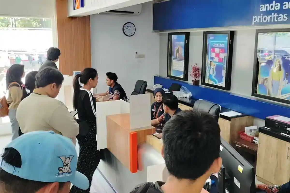 Stasiun Semarang Tawang, Antrean Penumpang di Stasiun Tawang, Urus Refund Setelah Perjalanan Batal Imbas Jalur KA Terendam Banjir, Penumpang Terpaksa Batalkan Perjalanan, Penumpang Pilih Cari Transportasi Alternatif ke Surabaya, Penumpang Pilih Refund Tunai, Penjelasan KAI Daop 4 Semarang