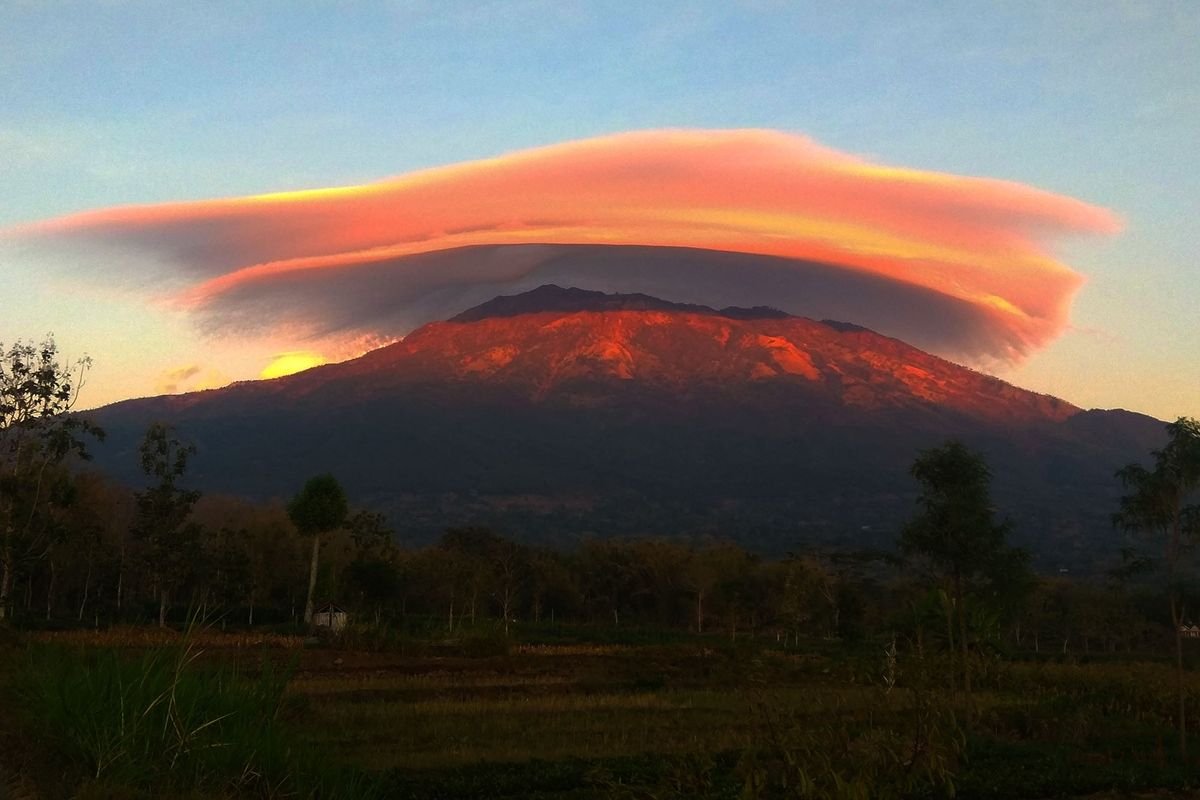 Gunung Lawu, pendaki Gunung Lawu, ritual bulan Suro, pendaki berjubah putih, Rombongan Pendaki Berjubah Putih di Gunung Lawu Diduga Lakukan Ritual Bulan Suro