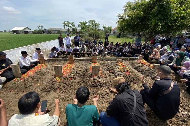jawa barat, Indramayu, pembunuhan di indramayu, pembunuhan indramayu, satu keluarga terkubur di Indramayu, Misteri 5 Jenazah Satu Keluarga Terkubur di Indramayu, Polisi Duga Pembunuhan Sadis, Satu Keluarga Jadi Korban, Penampakan Rumah Korban, Kesaksian Tetangga, Polisi Dalami Kasus Satu Keluarga Tewas Terkubur