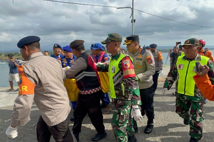 BANYUWANGI, Banyuwangi, KMP Tunu Pratama Jaya, KMP Tunu Pratama Jaya Tenggelam, KMP Tunu Pratama Jaya tenggelam di selat Bali, Korban kmp tunu pratama jaya, Korban KMP Tunu Pratama Jaya tenggelam, Korban KMP Tunu Pratama Jaya tak masuk manifes, Nama Suaminya Tak Ada di Manifes, Yatini Tetap Setia Menunggu di Pelabuhan Ketapang