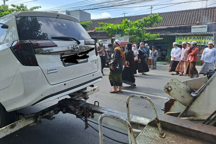 parkir sembarangan, Rio Octaviano, prosedur operator parkir, tindakan penyegelan, Mengatasi Parkir Sembarangan di Mal: Simak Prosedurnya, Apa Prosedur Awal yang Dilakukan Operator Parkir?, Apa yang Terjadi Jika Pemilik Kendaraan Tidak Menanggapi?, Apakah Operator Parkir Memiliki Kewenangan untuk Menderek Kendaraan?, Mengapa Tindakan Fisik Tidak Dapat Dilakukan?