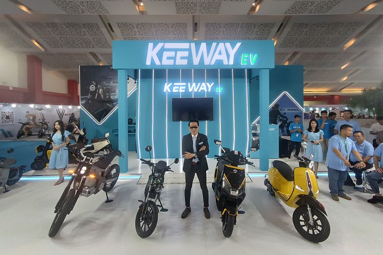 Penjualan motor, Steven Kenjtana, Motor listrik, motor listrik, penjualan motor, insentif pemerintah, Perlambatan Penjualan Motor Listrik di Indonesia 2025