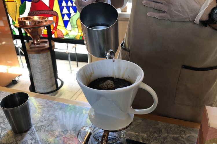 kopi, Kopi, Tips Bikin Kopi yang Lebih Nikmat, Tips Bikin Kopi di rumah, 9 Tips Bikin Kopi yang Lebih Nikmat di Rumah dari Para Ahli, 1. Pakai kopi segar, 2. Giling sendiri, jangan gunakan bubuk instan, 3. Beli grinder yang bagus, 4. Perhatikan ukuran gilingan, 5. Gunakan air bersih, 6. Sesuaikan rasio seduh, 7. Diamkan sedikit air panas ke bubuk kopi 30 detik, 8. Ganti pot logam dengan kaca atau keramik, 9. Rajin cuci pot kopi