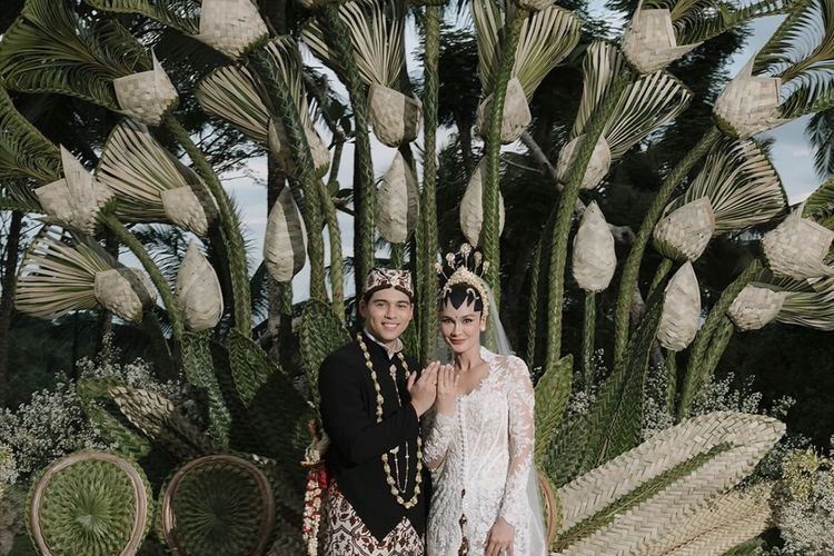 kaleidoskop, Kaleidoskop Gaya Pernikahan Seleb 2025, dari Vintage hingga Adat Minang, Salma Salsabil dan Dimansyah Laitupa - adat Jawa, Shenina Cinnamon dan Angga Yunanda - adat Minang, Mikha Angelo dan Gregoria Mariska - gaya klasik, Brandon Salim dan Dhika Himawan - vintage, Luna Maya dan Maxime Bouttier - Adat Jogja, Amanda Rawles dan Adriel Susanteo - modern, Stephanie Poetri dan Asher Novkov-Bloom - nuansa tradisional modern, Al Ghazali dan Alyssa Daguise - Adat Sunda, Nadin Amizah dan Faishal Tanjung - nuansa dreamy, Arbani Yasiz dan Raisa Ramadhani - nuansa putih, Amanda Manopo dan Kenny Austin - elegan modern, Boiyen dan Rully Anggi Akbar - adat Sunda