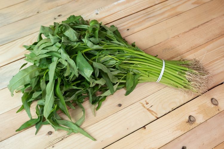 tumis kangkung, resep tumis kangkung bumbu iris, cara masak sayur kangkung, menu sayur harian, Resep Tumis Kangkung Tetap Hijau dan Renyah, Praktis Pakai Bumbu Iris