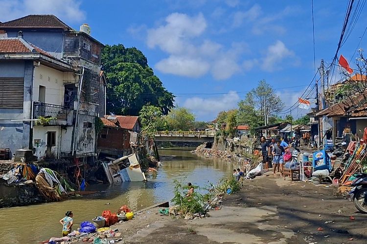 Banjir Bali, pencarian korban banjir bali, Banjir Badung Bali, Keluarga hilang terseret banjir, Rumah hancur akibat banjir Bali, Sungai meluap di Badung, bencana hidrometeorologi di bali, banjir badung, Tragedi Banjir Badung Bali: Satu Keluarga Hilang Terseret Arus, Rumah Hancur Lenyap